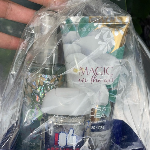 2 gifts sets one Bath and body Works one Ulta glitter cup.  📣NO STRAW🔔 - Picture 6 of 10